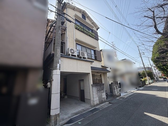 高槻市栄町4丁目　中古一戸建 閑静な住宅街に佇む3階建ての戸建です。通りから奥まったカースペースはプライバシーにも配慮されています。