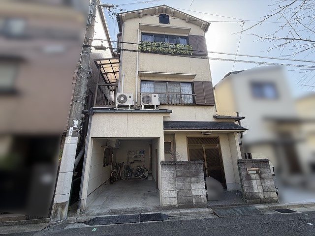 高槻市栄町4丁目　中古一戸建 ガレージ付きの一戸建てで、大切な車や自転車を雨風から守ります。住まいの顔となる玄関ポーチは、訪れる人を温かく迎え入れます。