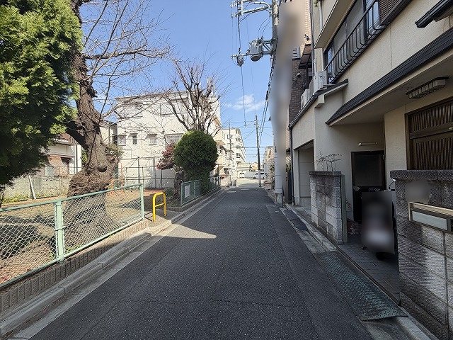 高槻市栄町4丁目　中古一戸建 穏やかな日差しが差し込む前面道路。緑豊かな公園が隣接しており、日常に潤いをもたらします。