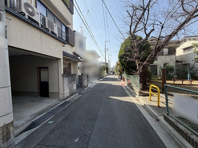 高槻市栄町4丁目　中古一戸建 前面道路は比較的交通量が少なく、お子様との散歩も安心な穏やかな住環境です。公園が近く、自然も身近に感じられます。