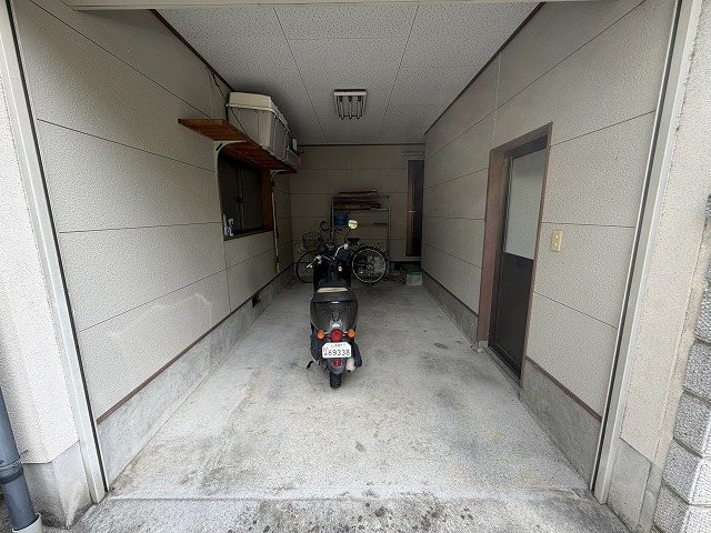 高槻市栄町4丁目　中古一戸建 屋根付き駐車場で雨の日も安心です。駐車スペースはゆとりがあり、自転車なども置けます。