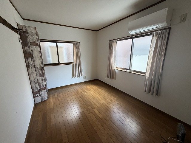 高槻市栄町4丁目　中古一戸建 明るい陽光が差し込む居室は、住まう方のライフスタイルに合わせて自由にレイアウト可能。フローリングでお掃除もスムーズです。