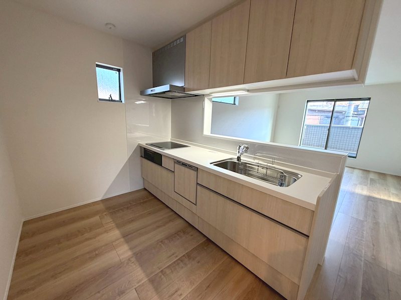 倉治3丁目限定1邸一戸建既存分譲住宅（未入居） リビング全体を見渡せる食洗器付対面キッチン