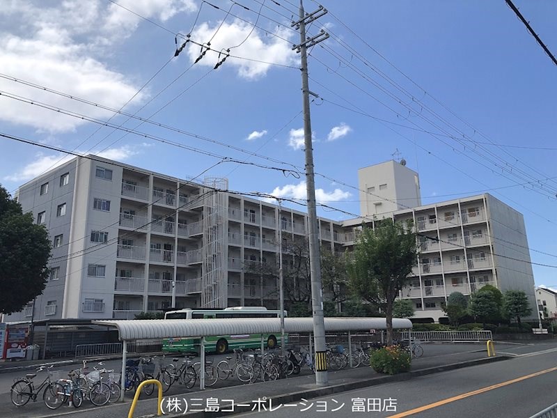 さんくれーる高槻二棟  バス停も目の前にあり、交通の利便の整った立地！