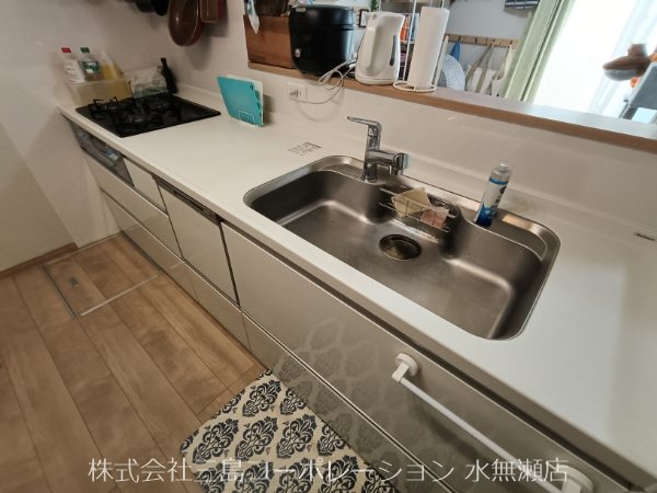 島本町広瀬1丁目 中古一戸建 ご家族の様子を見守りながらお料理ができる人気の対面キッチン♪後片付け楽々の食器洗い乾燥機付き！足元は床暖房があります♪