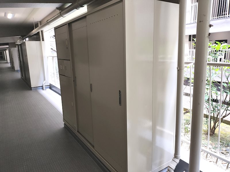 ローレルハイツ茨木総持寺第1号棟 玄関前専用物置