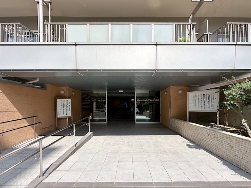 ローレルハイツ茨木総持寺第1号棟 共用部写真（エントランス）