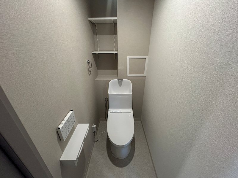 グラン・ドムール茨木  シンプルでおしゃれな形状の一体型シャワートイレ