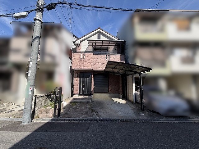 高槻市津之江町3丁目　中古一戸建 カーポート付きの一戸建てです。周辺は閑静な住宅街で、穏やかな暮らしが期待できます。