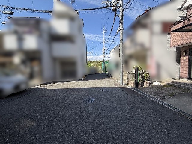 高槻市津之江町3丁目　中古一戸建 周辺に住宅が立ち並び、生活しやすい環境です。前面道路は広く、車の出し入れもスムーズに行えます。