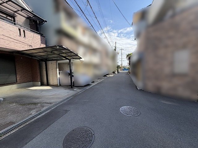 高槻市津之江町3丁目　中古一戸建 住まいの顔となる前面道路は、車通りが少ない閑静な環境。落ち着いた暮らしが叶います。カーポート付きで雨の日も安心です。