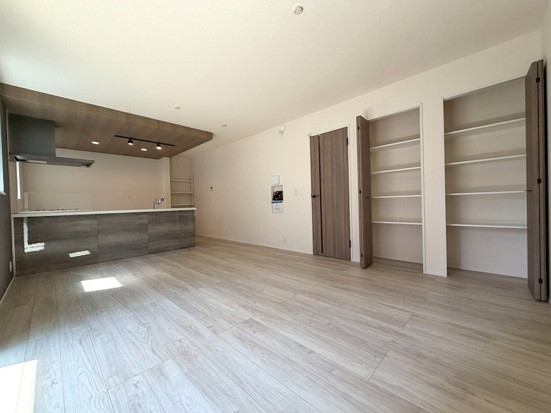 藤阪北町LIGNAGE限定1邸新築分譲住宅 南側から採光がある16帖のリビング