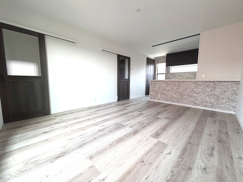 宮之阪5丁目限定1邸新築分譲住宅 西側ベランダに面した2階リビング約14.9帖は夕日が楽しめ、明るく開放的でプライバシー性も高い魅力の空間