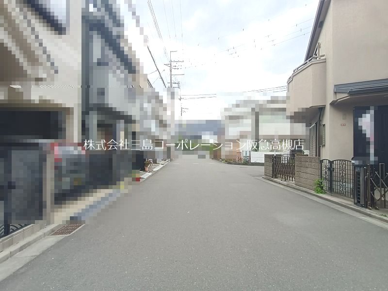 高槻市芝生町1丁目　中古一戸建 現地写真（前面道路含む現地写真）