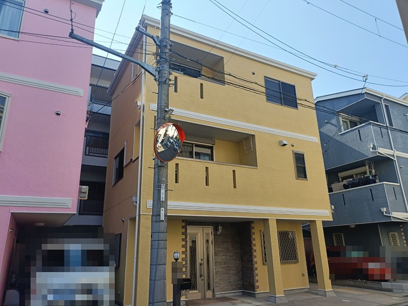 摂津市別府2丁目　中古一戸建  色鮮やかな外観が目を引く、都市に溶け込むモダンな住まい。周辺には個性豊かな建物が立ち並び、活気ある街並みを形成しています。