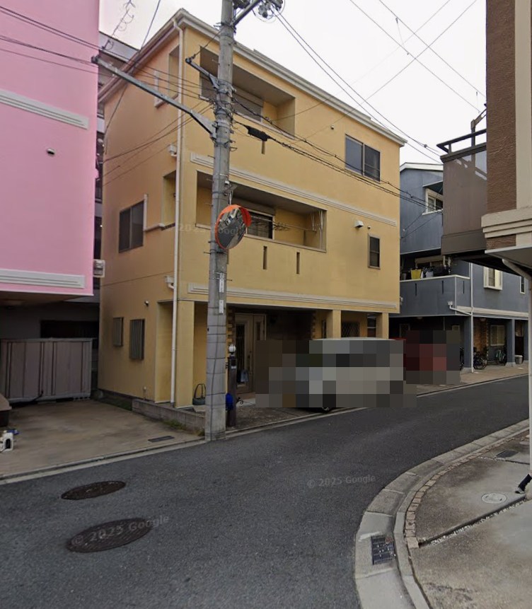 摂津市別府2丁目　中古一戸建  3階建ての住まい。周辺には住宅が立ち並び、落ち着いた住環境です。