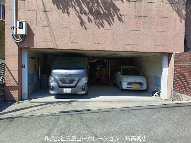 高槻市真上町6丁目　中古一戸建 ■駐車スペース■堀込車庫2台と自転車等も駐車可能／ワンボックスカーも駐車可能です