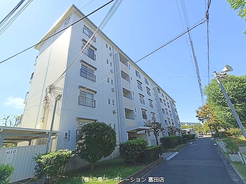 富田第二住宅62号棟   整然とした街並みに建つ、複数棟からなる物件です。日当たりの良い環境で、快適な暮らしをサポートします。