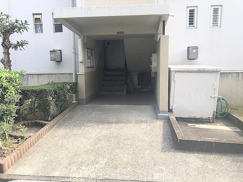 富田第二住宅62号棟   階段入り口とメールボックス