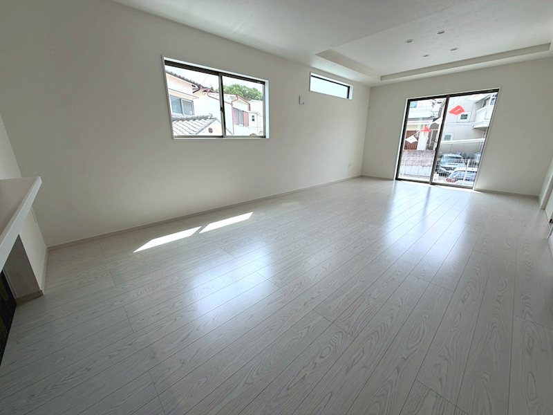 菊丘町全2棟新築分譲地内1号棟 南と西から採光のある明るいLDK20帖