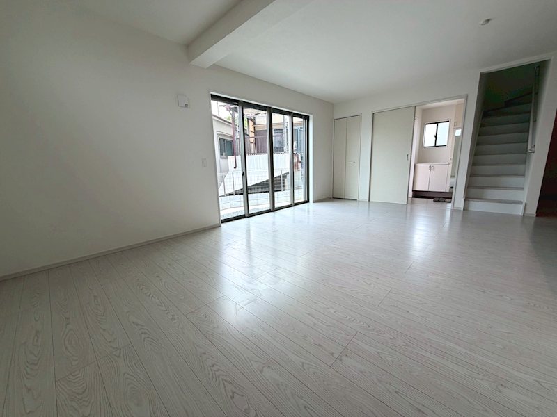 菊丘町全2棟新築分譲地内2号棟 南と東から採光のある明るいLDK19帖
