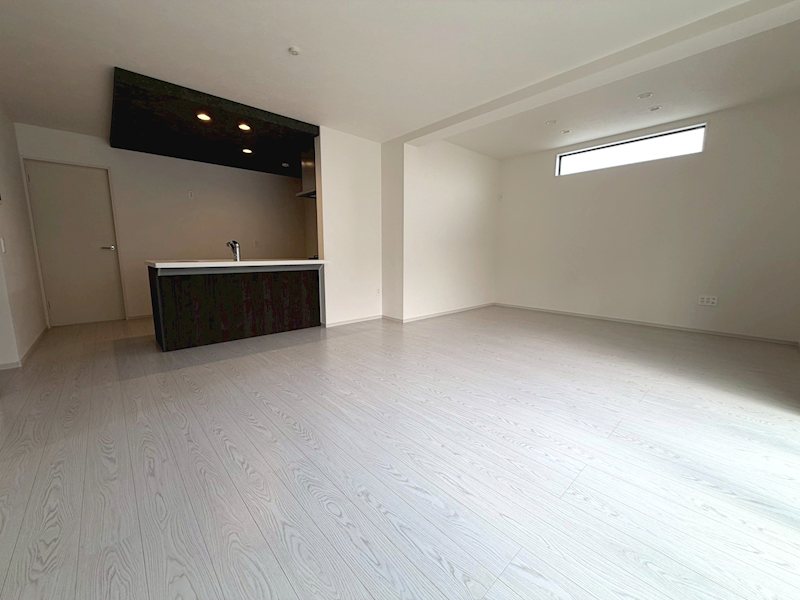 菊丘町全2棟新築分譲地内2号棟 南と東から採光のある明るいLDK19帖