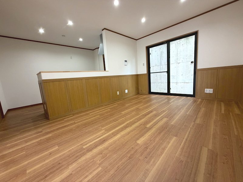 長尾東町3丁目一戸建再生既存住宅 木目フローリングの温もりある空間LDK13.75帖