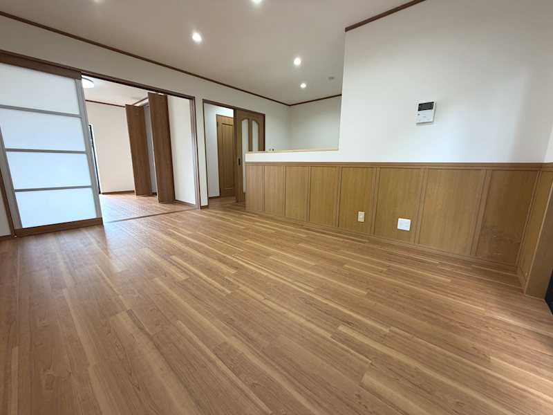 長尾東町3丁目一戸建再生既存住宅 木目フローリングの温もりある空間LDK13.75帖