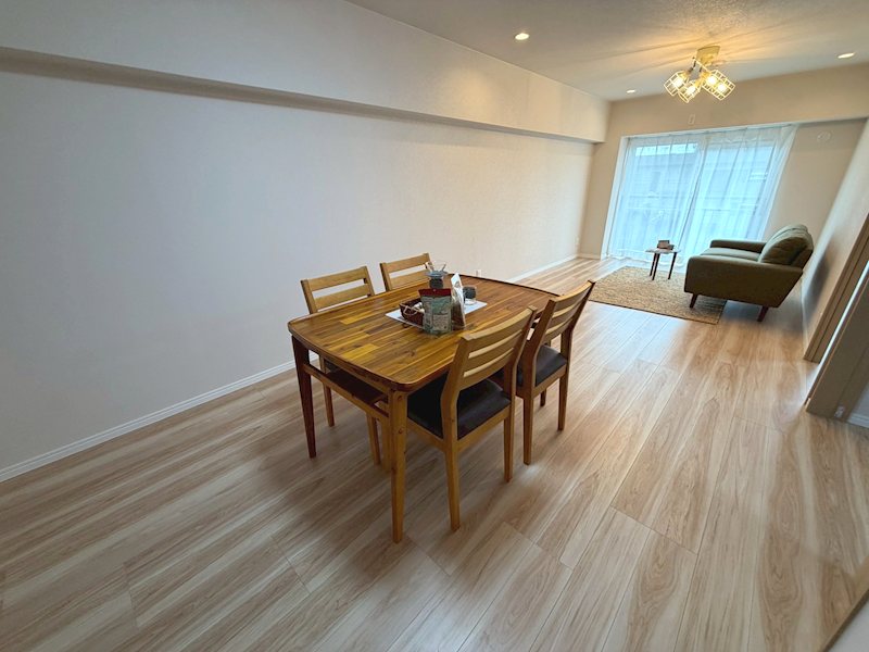 労住まきのハイツ一号棟 南側から採光がある17.6帖のリビング