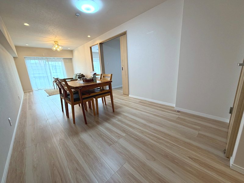 労住まきのハイツ一号棟 南側から採光がある17.6帖のリビング