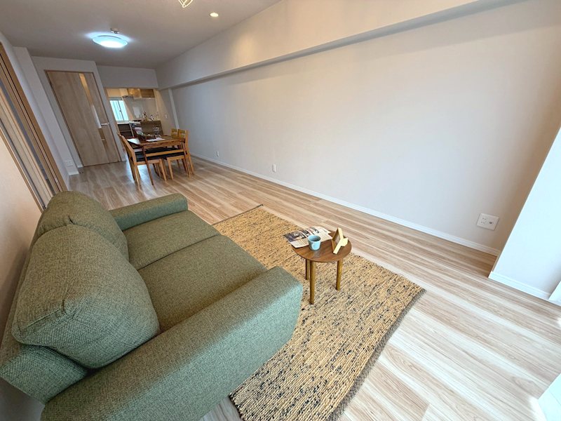労住まきのハイツ一号棟 南側から採光がある17.6帖のリビング