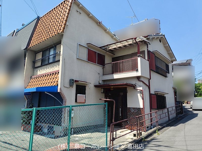 異国情緒漂う瓦屋根と白壁の外観。日当たりの良いバルコニー付きで、開放的な暮らしが叶います。