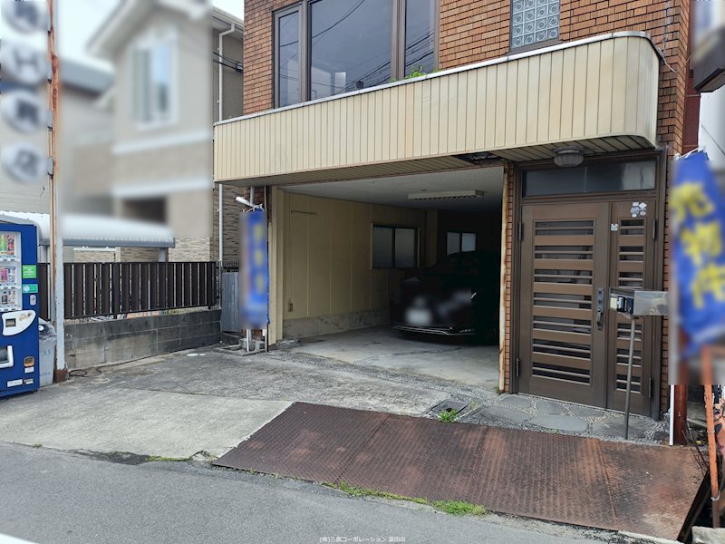 高槻市芝生町2丁目　中古一戸建 玄関・駐車場