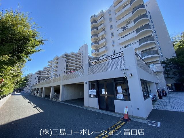 高槻阿武山三番街302号棟  駐車場
