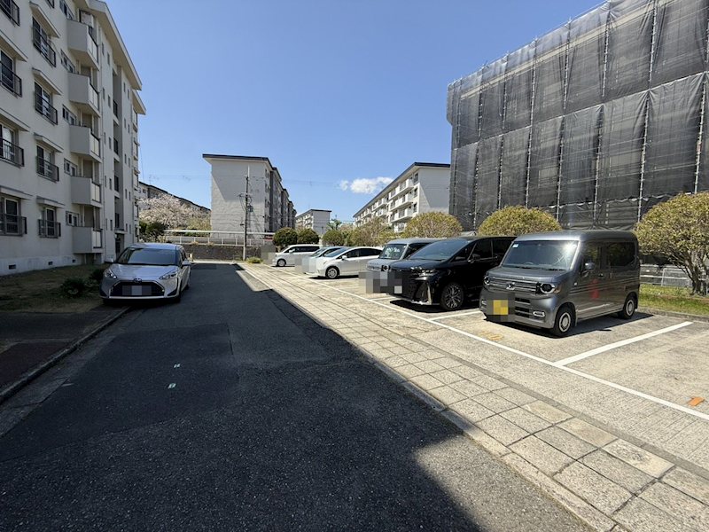 茨木郡山D住宅A14棟 共用部写真（駐車場）