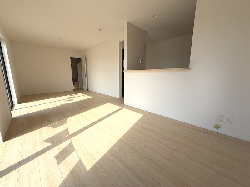 出口4丁目CRADLEGARDEN限定1邸新築分譲住宅 西側採光ならではの、夕暮れの雰囲気の良いLDK18帖