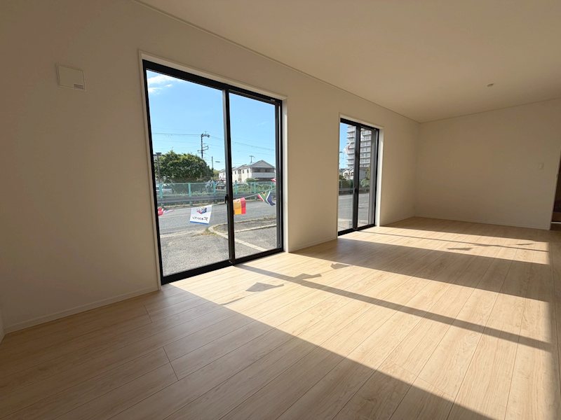 出口4丁目CRADLEGARDEN限定1邸新築分譲住宅 西側採光ならではの、夕暮れの雰囲気の良いLDK18帖