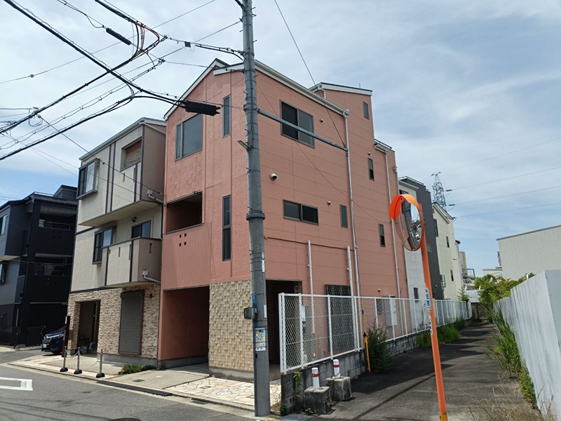摂津市鳥飼西4丁目 中古一戸建 角地に佇む、柔らかなピンク系の外壁が印象的な物件です。落ち着いた住環境で新生活を始めてみませんか。