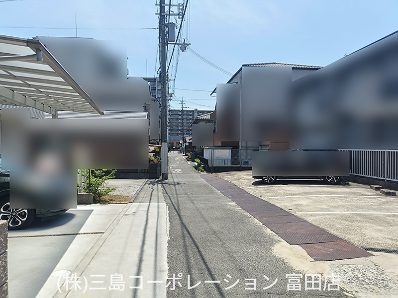 高槻市富田町6丁目　売土地　1号地 陽光が心地よい前面道路は、車通りも少なく穏やかな住環境です。開放感のある青空が広がり、日々を明るく彩ります。