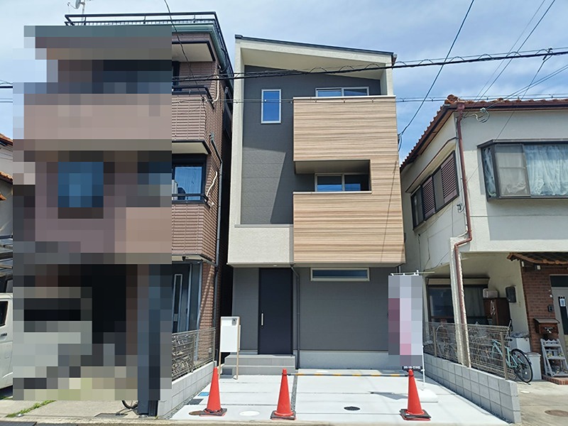 スタイリッシュな外観が目を引く、都市生活に溶け込む洗練された住まいです。機能性とデザインが調和した空間で、新しい毎日を始めてみませんか。