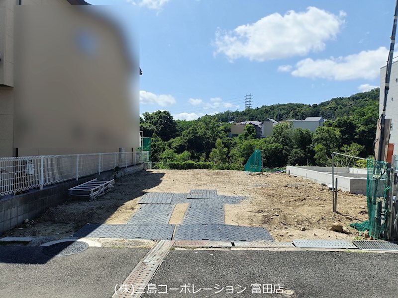 日当たりの良い整形地。緑豊かな環境で、理想のマイホームを実現しませんか。建築条件なし、お好きなハウスメーカーで建築可能です。