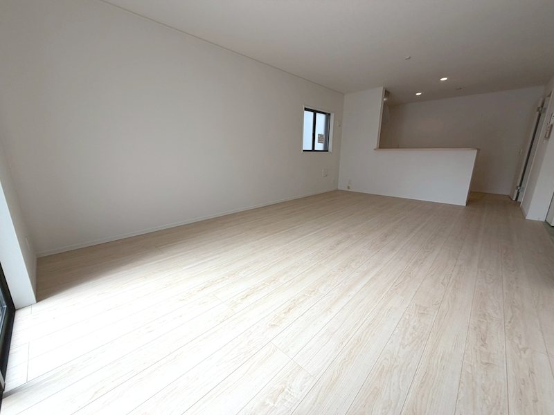 渚元町CRADLEGARDEN全3棟新築分譲地内2号棟 東から採光のあるLDK18帖