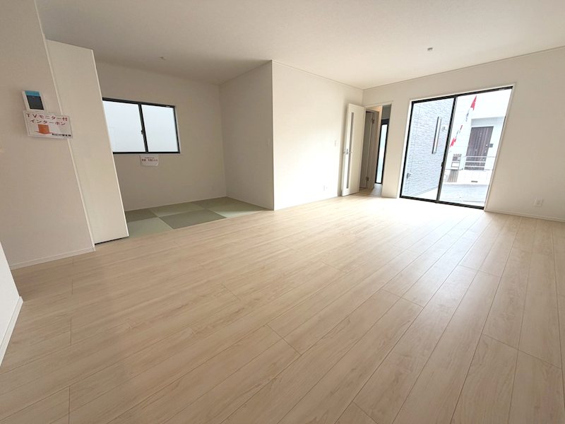 渚元町CRADLEGARDEN全3棟新築分譲地内2号棟 東から採光のあるLDK18帖