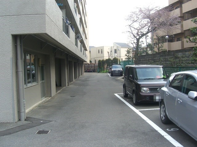 ライオンズマンション千里丘A棟  敷地内駐車場