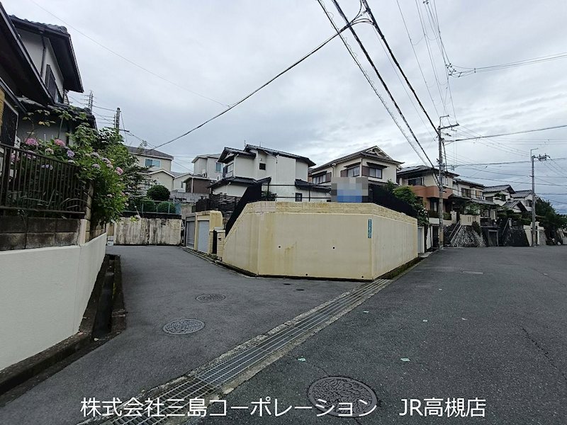 高槻市日吉台六番町　売土地 現地写真（前面道路含む現地写真）
