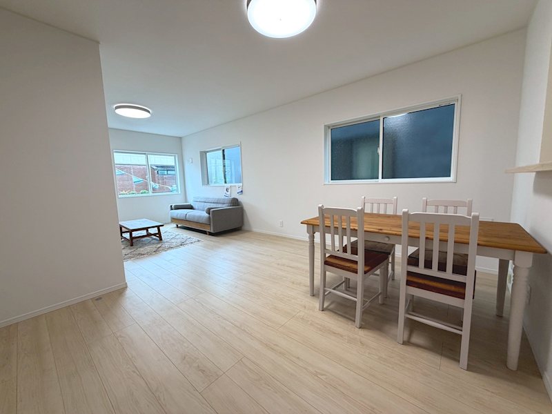 楠葉野田2丁目GRADLEGARDEN全2棟新築分譲地内2号棟 南側から採光のある明るいLDK20帖