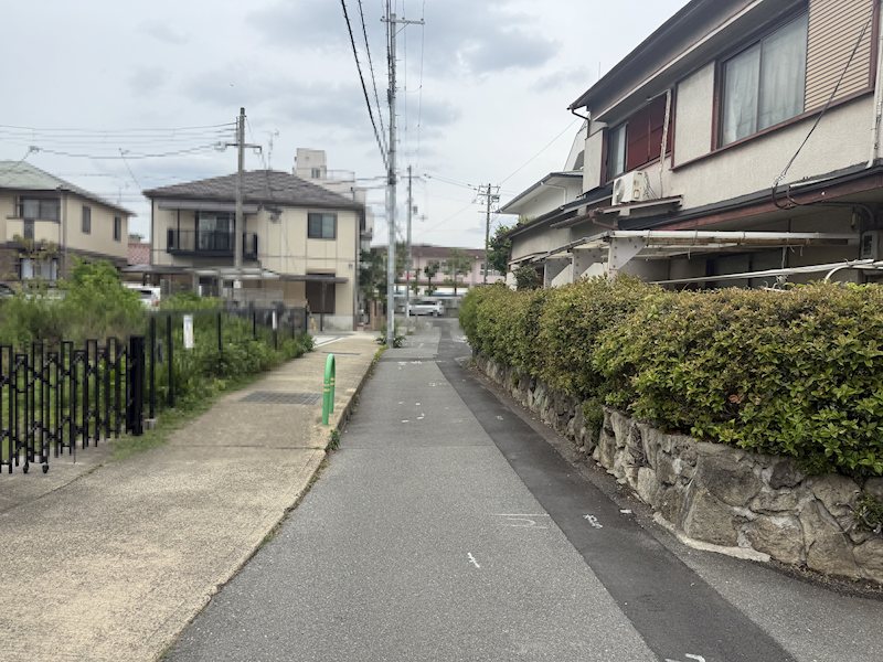 茨木市春日4丁目　売り土地 西側道路（南から北に撮影）