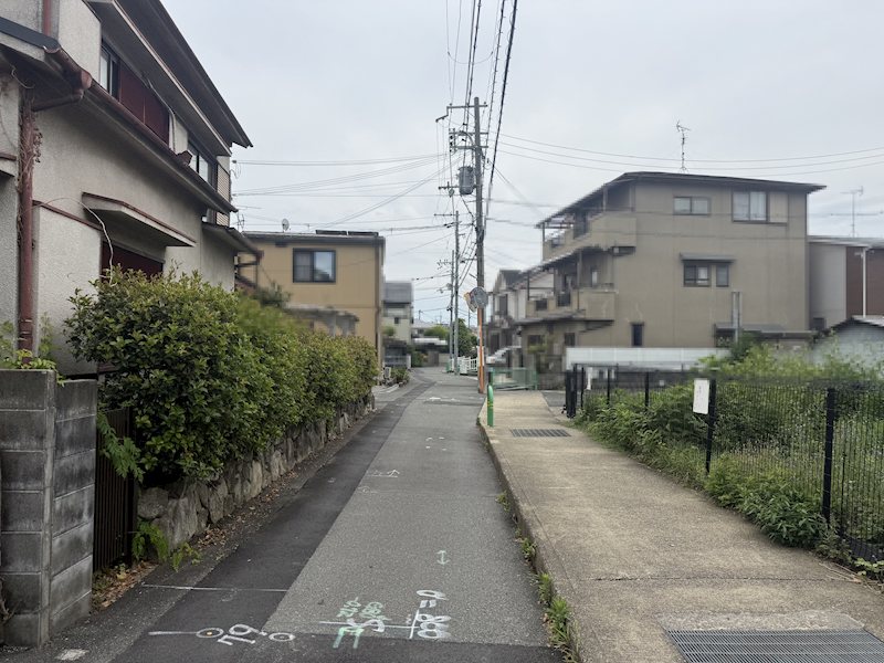 茨木市春日4丁目　売り土地 西側道路（北から南に撮影）