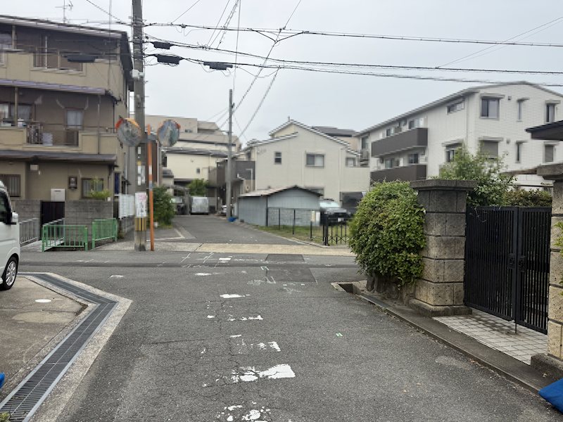 茨木市春日4丁目　売り土地 南側道路（東から西に撮影）