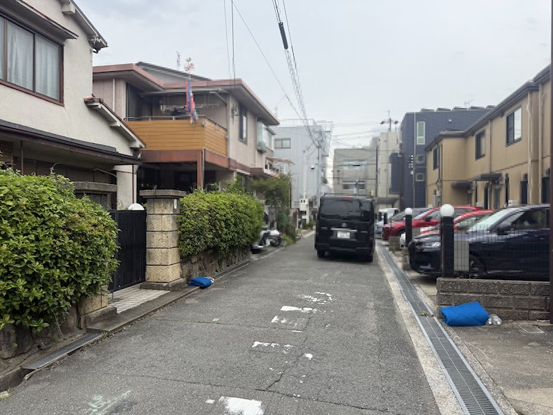 茨木市春日4丁目　売り土地 南側道路（西から東に撮影）